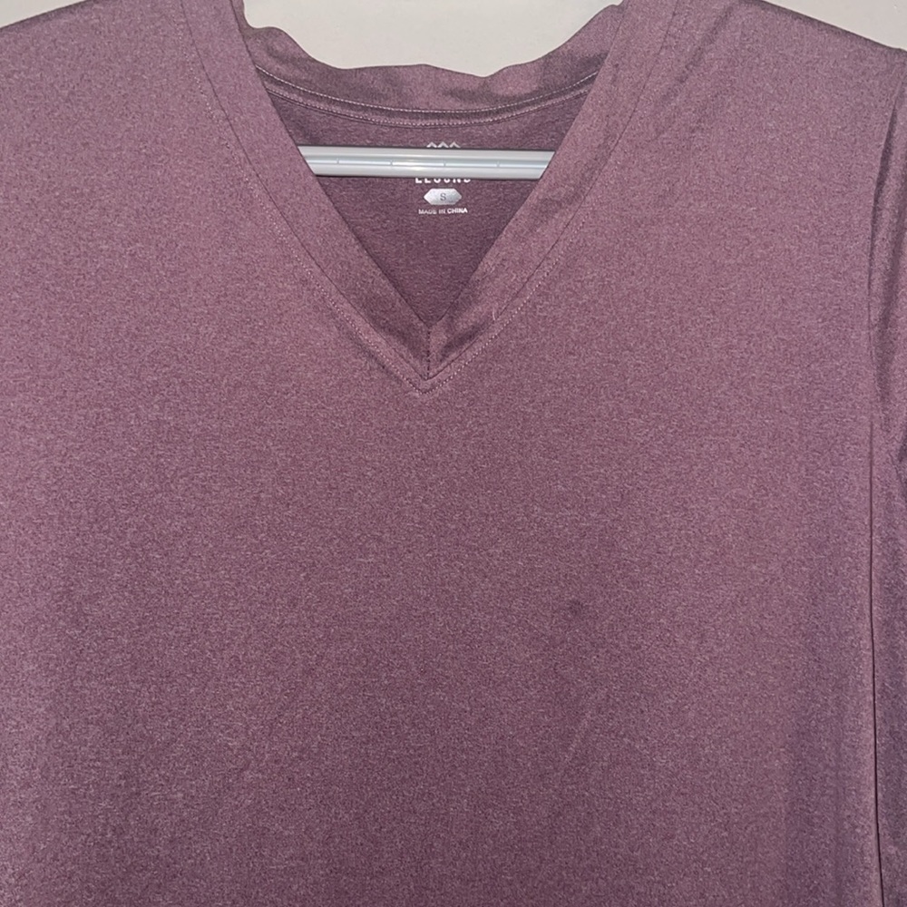 🌺LEG3ND V NECK TEE - Picture 2 of 3